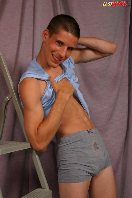 O jovem Gonzalo exibe um corpo perfeito