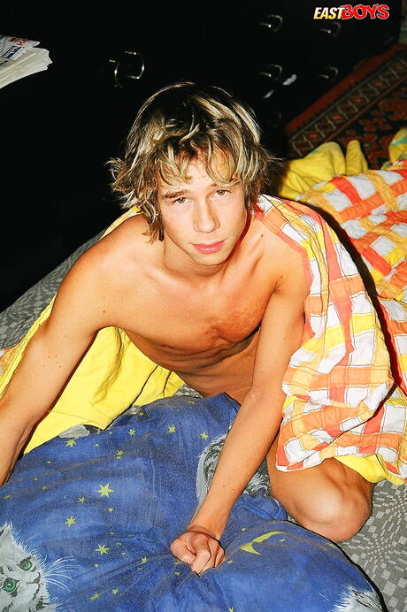 Hot twink Glen get naked and showing hot butt