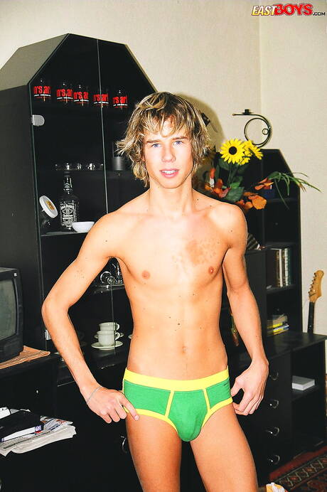 性感小鮮肉Glen脫光衣服，露出性感的臀部