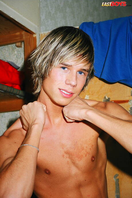 Pretty boy Glen shows a beautiful body