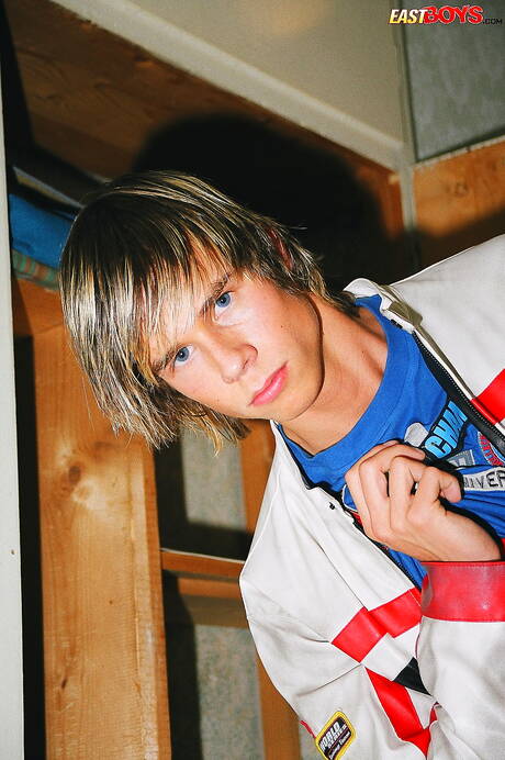 Pretty boy Glen shows a beautiful body