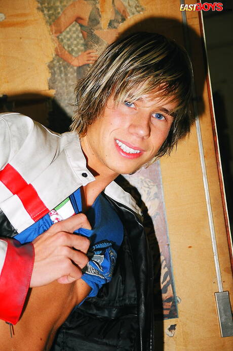 Pretty boy Glen shows a beautiful body