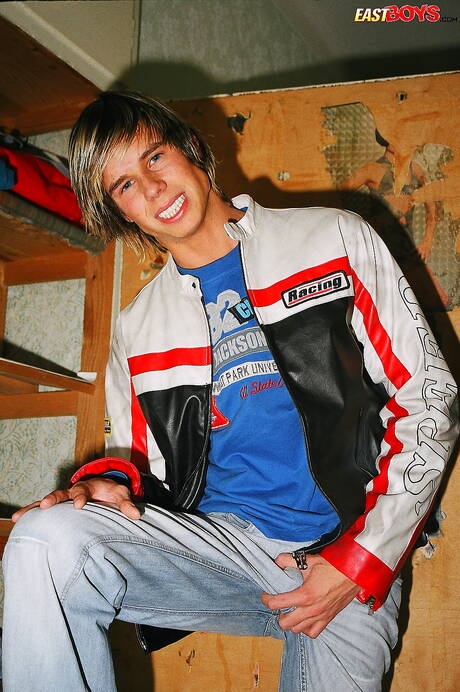 Pretty boy Glen shows a beautiful body