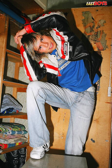 Pretty boy Glen shows a beautiful body