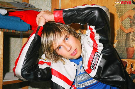 Pretty boy Glen shows a beautiful body