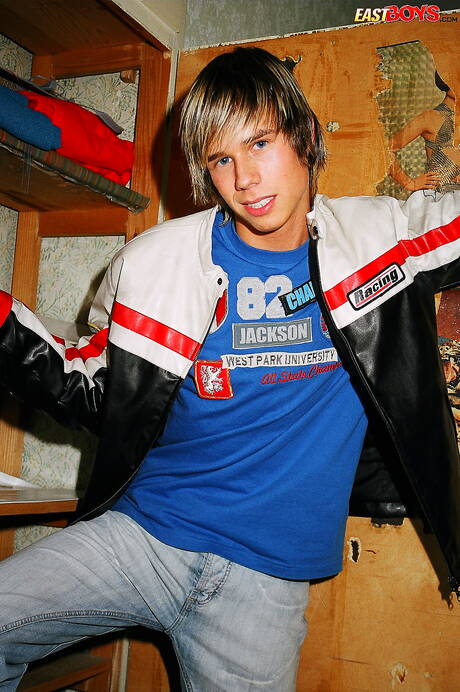 Pretty boy Glen shows a beautiful body