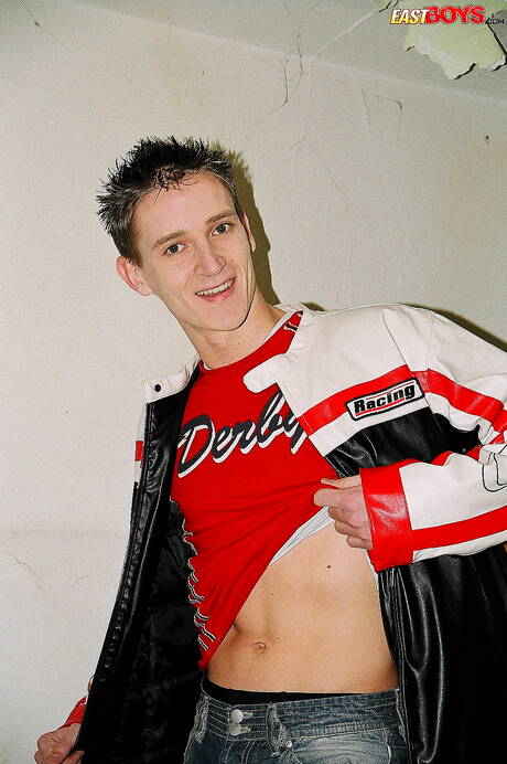 Le jeune Gilbert pose nu et montre son cul chaud