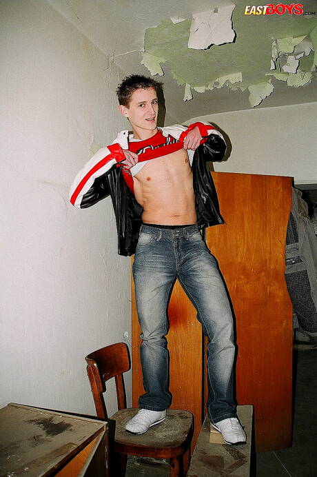 Le jeune Gilbert pose nu et montre son cul chaud