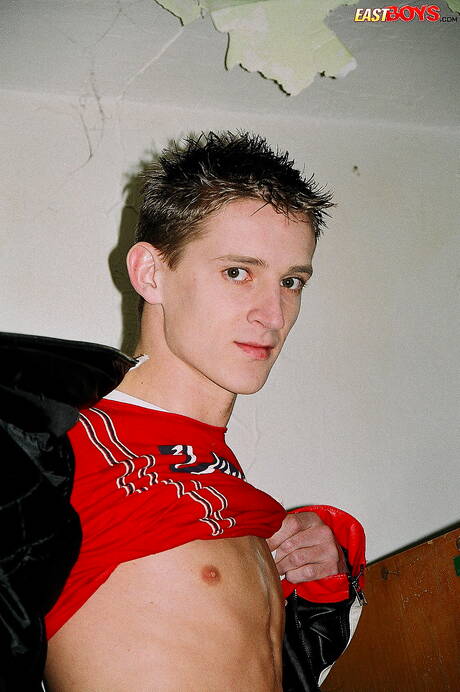 Le jeune Gilbert pose nu et montre son cul chaud