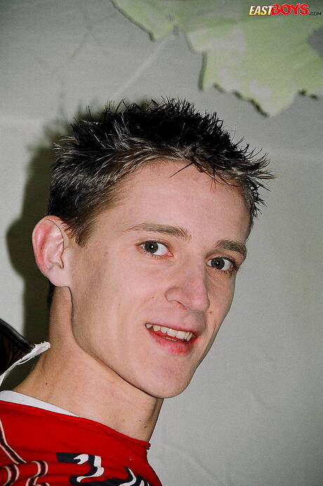 Le jeune Gilbert pose nu et montre son cul chaud