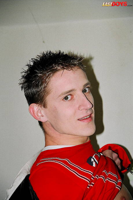 Le jeune Gilbert pose nu et montre son cul chaud