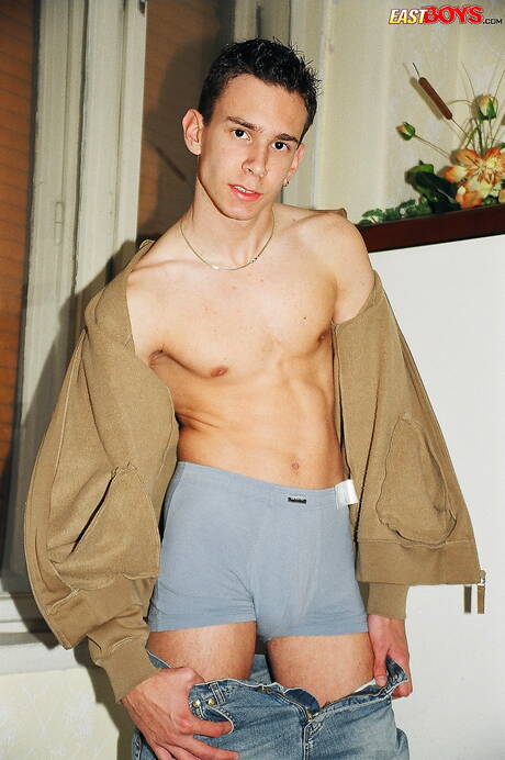 El joven Georg posando desnudo