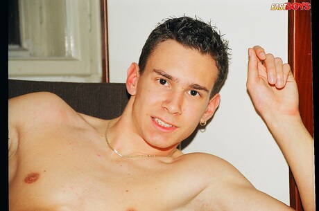 El joven Georg posando desnudo