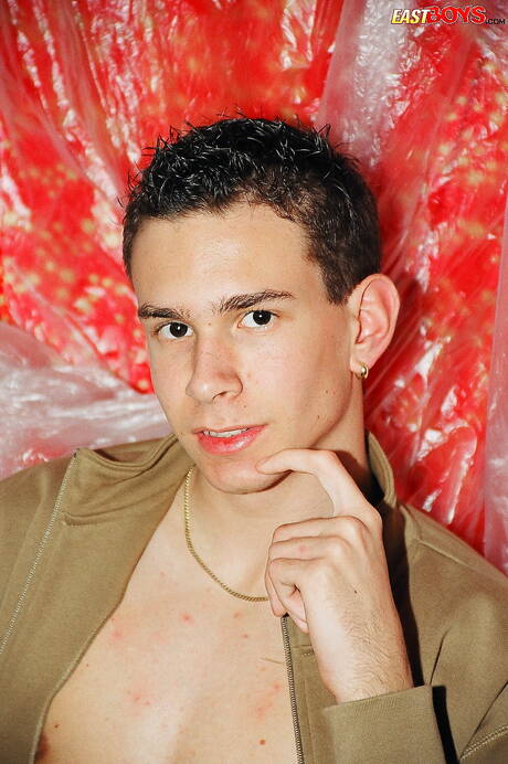 Le beau garçon Georg joue avec une bite