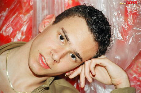 Le beau garçon Georg joue avec une bite