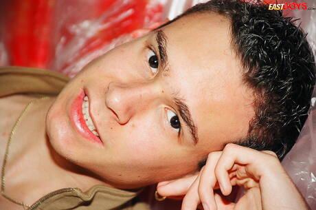 Le beau garçon Georg joue avec une bite