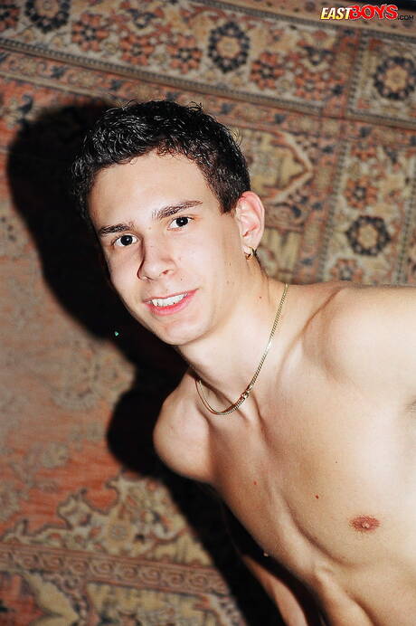 Knappe jongen Georg laat een perfect lichaam zien