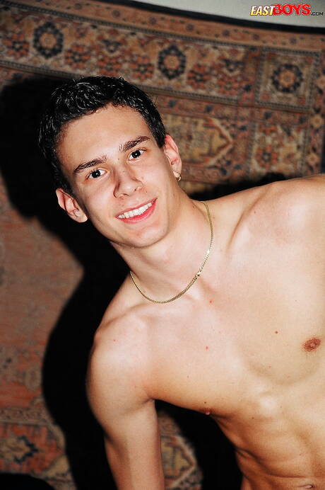 Knappe jongen Georg laat een perfect lichaam zien