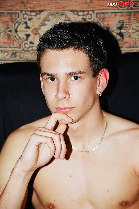 Knappe jongen Georg laat een perfect lichaam zien