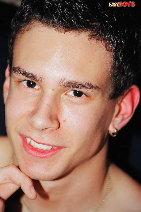 Knappe jongen Georg laat een perfect lichaam zien