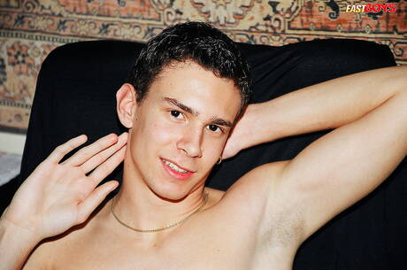 Knappe jongen Georg laat een perfect lichaam zien