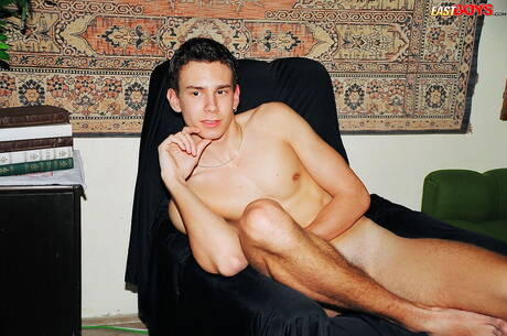 Pretty boy Georg shows a perfect body