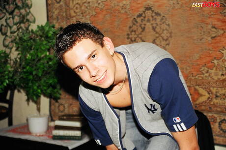 Knappe jongen Georg laat een perfect lichaam zien