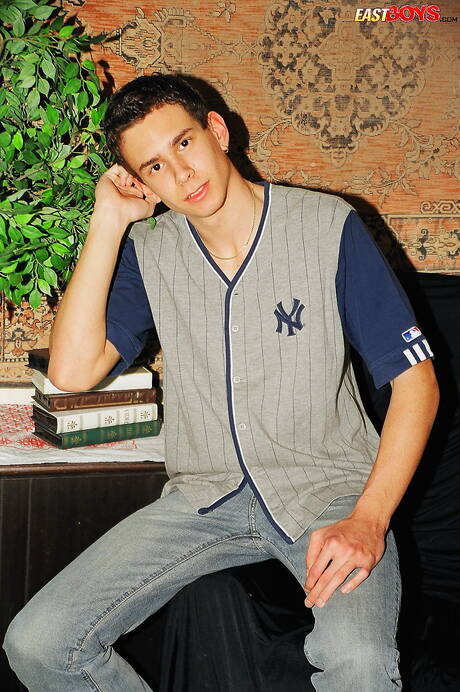 Knappe jongen Georg laat een perfect lichaam zien