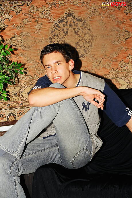 Knappe jongen Georg laat een perfect lichaam zien