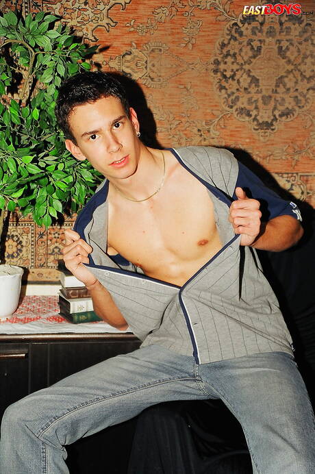 Knappe jongen Georg laat een perfect lichaam zien