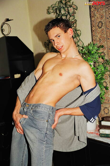 Knappe jongen Georg laat een perfect lichaam zien