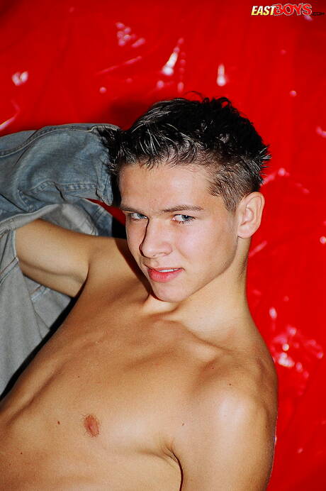 Hübscher Junge Gaston posiert nackt