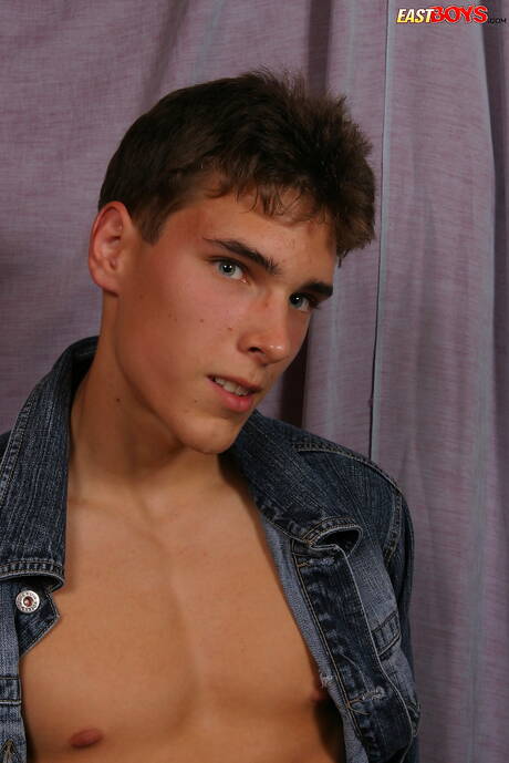 Hengst Gaspar posiert nackt und zeigt seinen Arsch