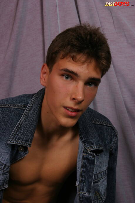 Stud Gaspar posing nude and showing his ass