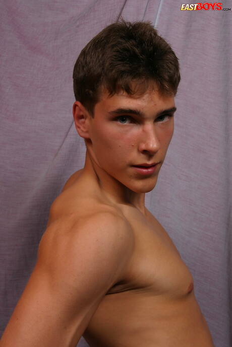 Hengst Gaspar posiert nackt und zeigt seinen Arsch