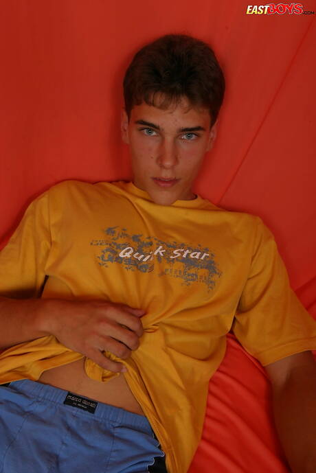 Pretty boy Gaspar posing nude