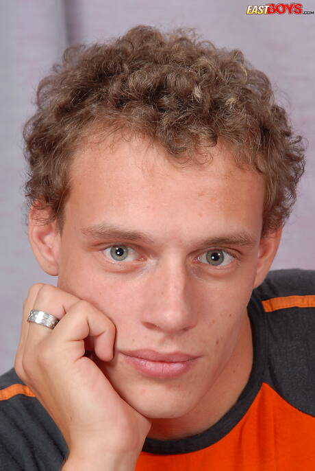 Der junge Gabby zieht sich aus und zeigt seinen Arsch