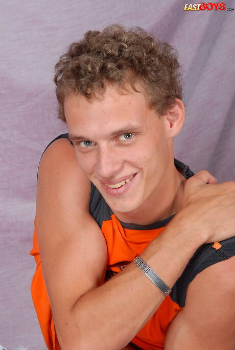 Der junge Gabby zieht sich aus und zeigt seinen Arsch