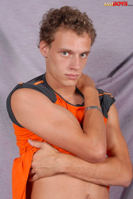 Der junge Gabby zieht sich aus und zeigt seinen Arsch