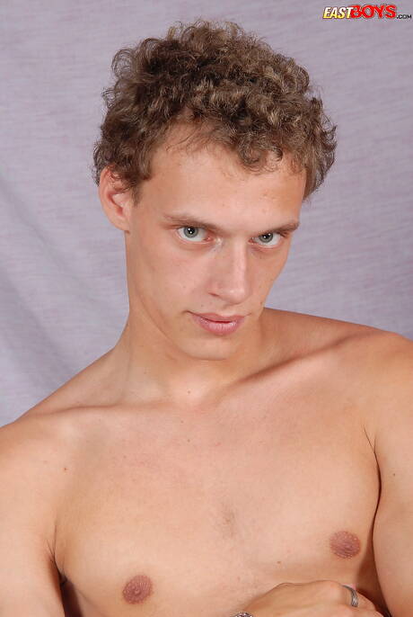 Der junge Gabby zieht sich aus und zeigt seinen Arsch