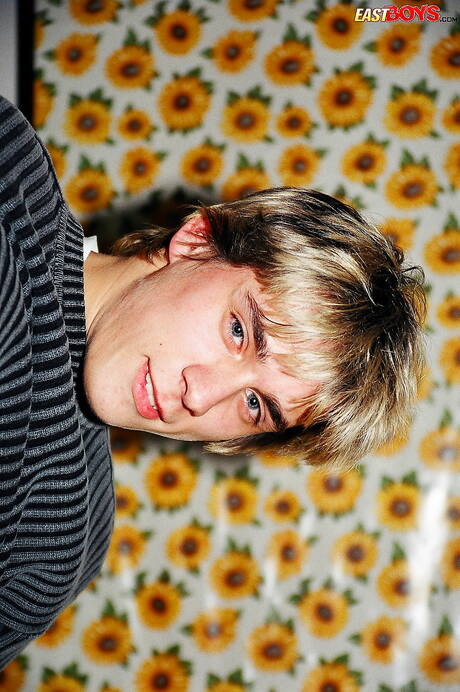 Il giovane Fredy posa nudo e mostra il sedere stretto