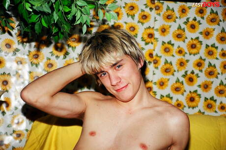 Il giovane Fredy posa nudo e mostra il sedere stretto