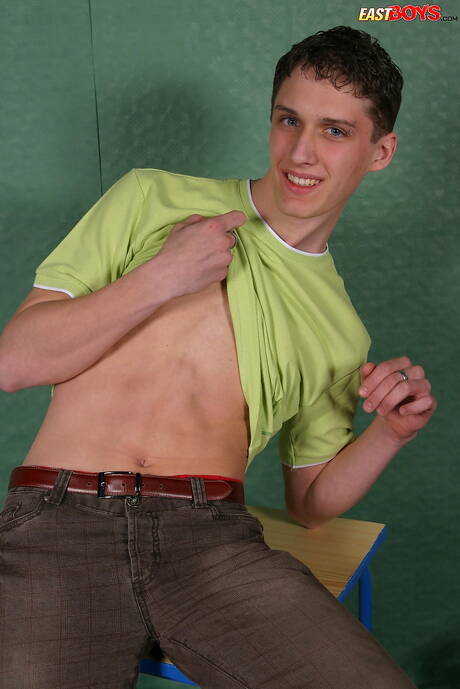 Le jeune garçon Franz pose nu et montre de belles fesses