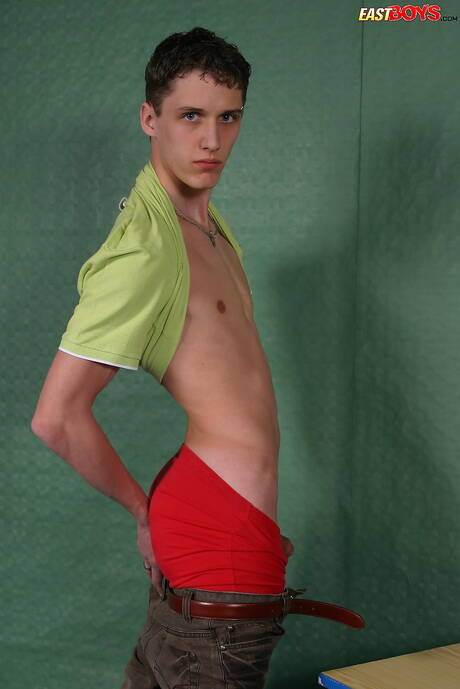 O jovem Franz posa nu e mostra uma bela bunda