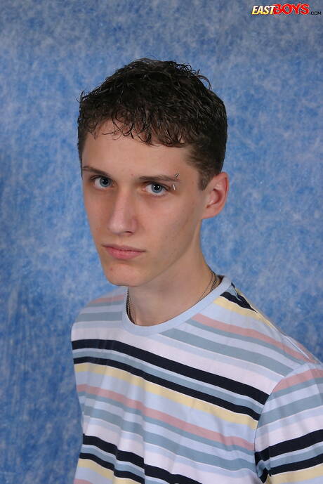 섹시한 트윙크 프란츠가 알몸으로 포즈를 취하고 탄탄한 엉덩이를 드러냈다.