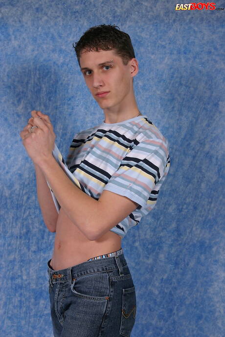 Le minet chaud Franz pose nu et montre ses fesses serrées