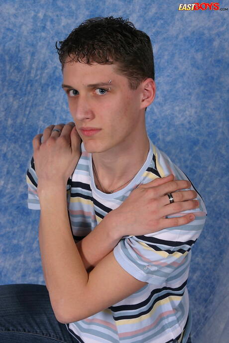 Le minet chaud Franz pose nu et montre ses fesses serrées