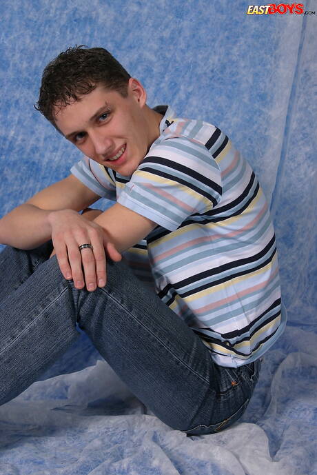 Le minet chaud Franz pose nu et montre ses fesses serrées