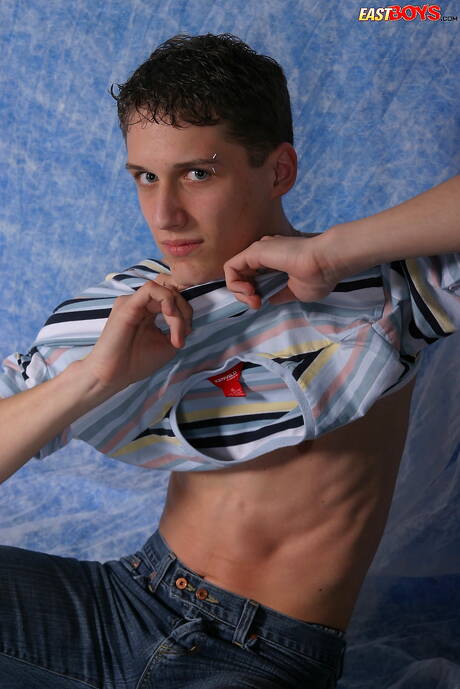 Le minet chaud Franz pose nu et montre ses fesses serrées