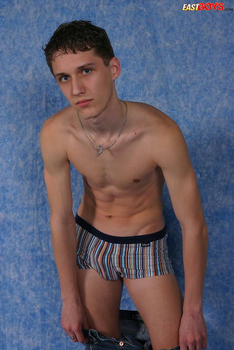 Il ragazzo sexy Franz posa nudo e mostra il suo sedere stretto